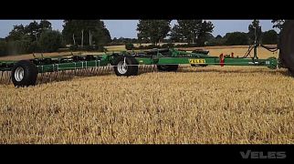 БТ-9EU растаскивает пожнивные остатки