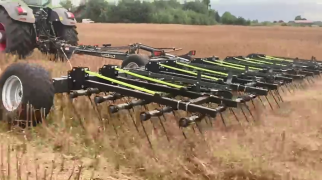 БТ-9 работает по стерне зерновых